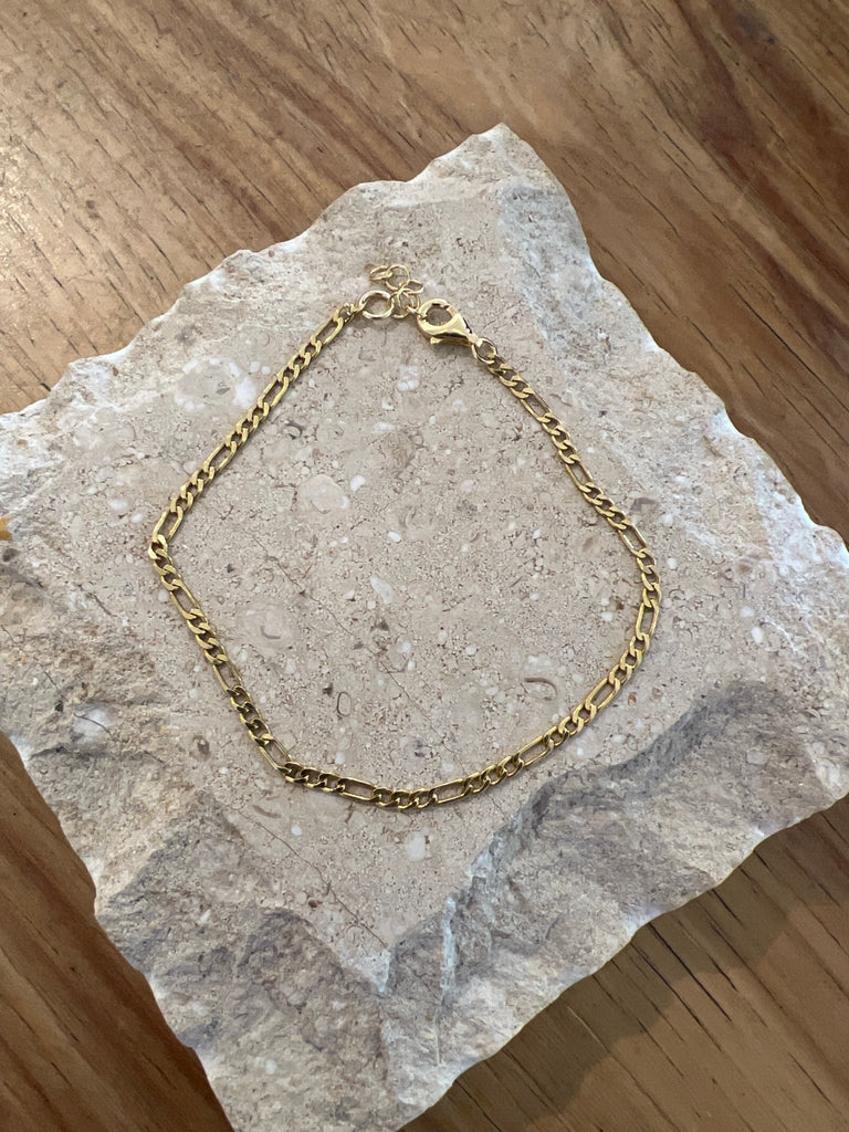 Filaki Thin Figaro Link Chain Bracelet in Gold - Unincorporated
